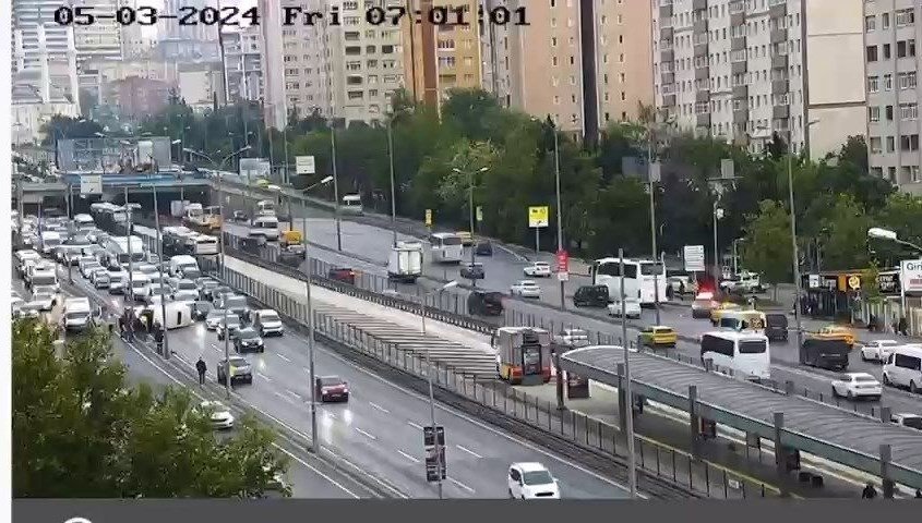 Beylikdüzü’nde servis aracı devrildi: 13 yaralı