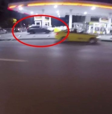 Kadıköy’de kontrolden çıkan otomobil benzinliğe girdi
