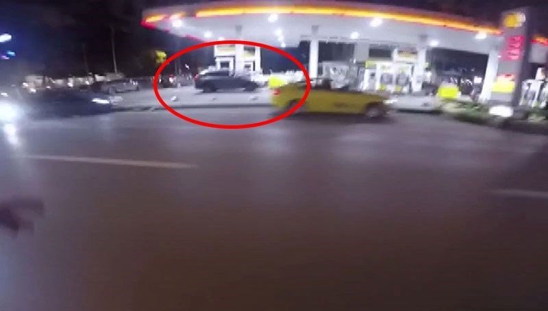 Kadıköy’de kontrolden çıkan otomobil benzinliğe girdi