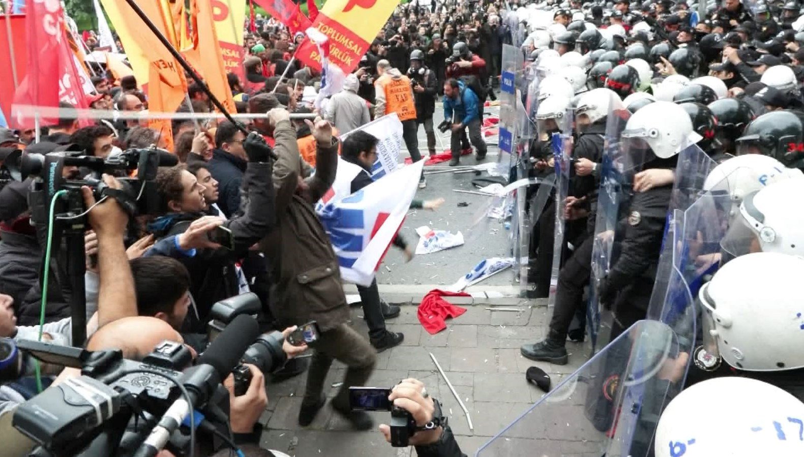 İstanbul’daki 1 Mayıs gösterilerine ilişkin 12 kişi daha gözaltına alındı