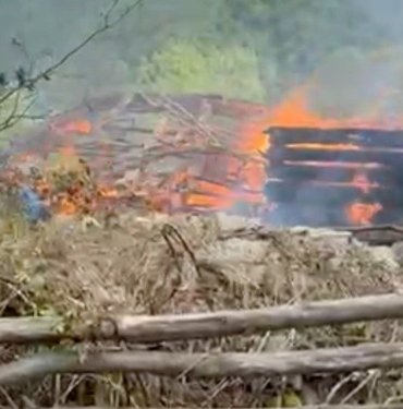 Alevlere teslim olan ahşap ev küle döndü