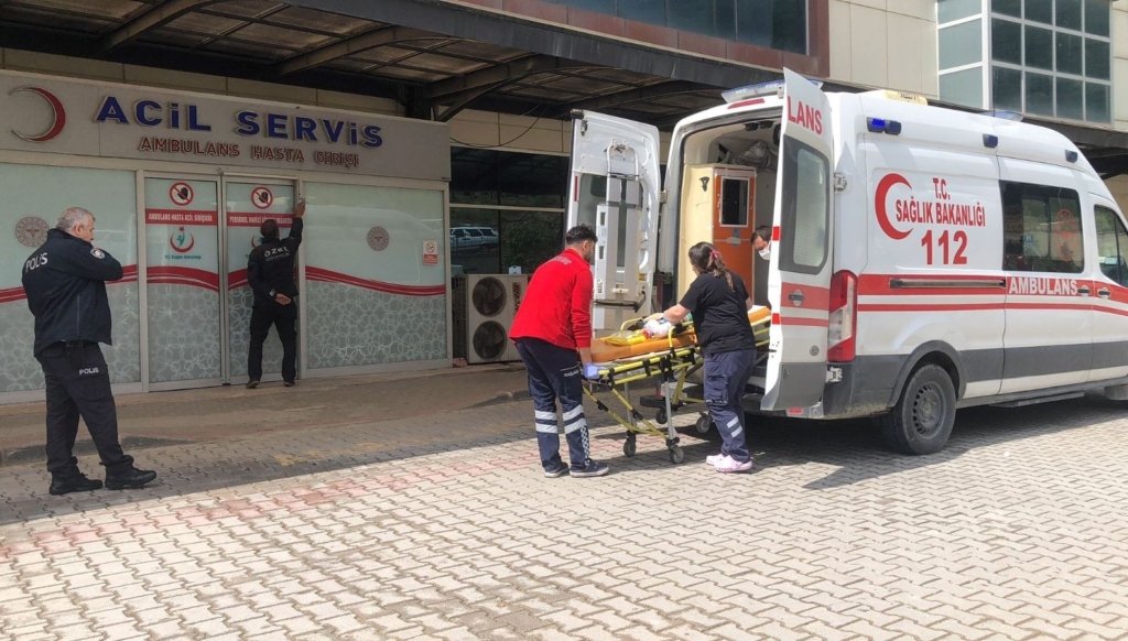 Balkondan düşen 3 yaşındaki çocuk hastaneye kaldırıldı