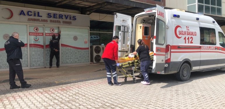 Balkondan düşen 3 yaşındaki çocuk hastaneye kaldırıldı