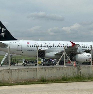Havada korku dolu anlar: Uçağın kanadına kuş çarptı