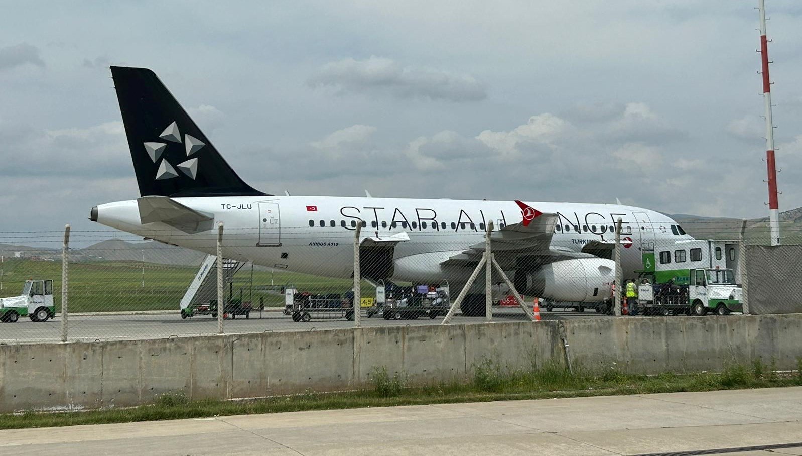Havada korku dolu anlar: Uçağın kanadına kuş çarptı