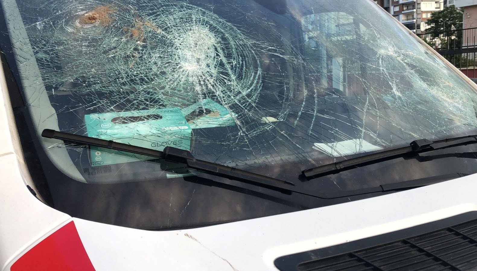“Geç geldiniz” deyip ambulansa kürekle saldırdı