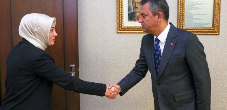 Özgür Özel, Sinan Ateş’in eşi Ayşe Ateş ile görüştü