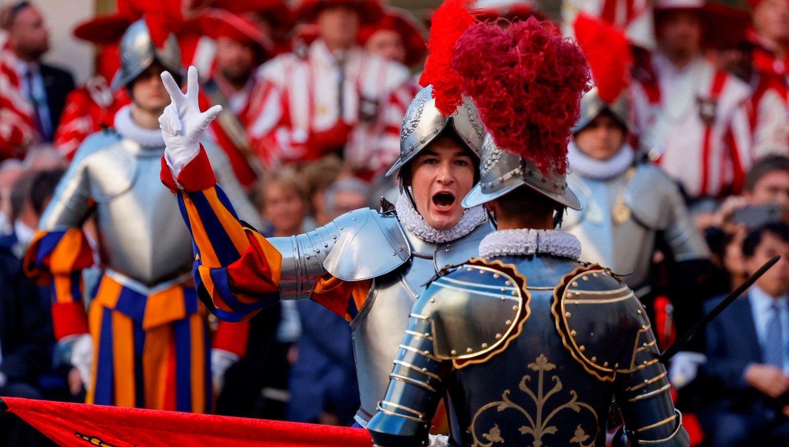 Dünyanın en eski ve en küçük muhafız birliği: 500 yıldır Papa’yı koruyorlar