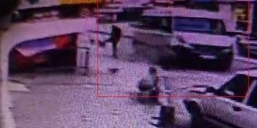 Kaza yaptı, hıncını yanındaki kadından çıkardı