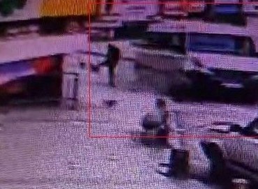 Kaza yaptı, hıncını yanındaki kadından çıkardı