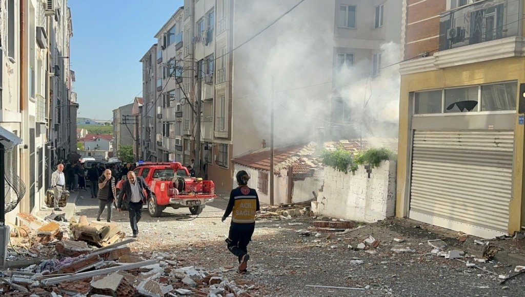 Çorlu’da bir apartman dairesinde korkutan patlama: Bir kişi ağır yaralandı