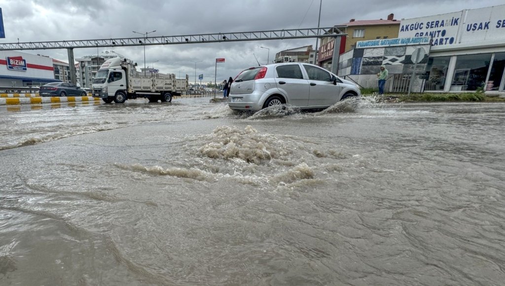 Van’ı sağanak vurdu: Yollar göle döndü, iş yerlerini su bastı