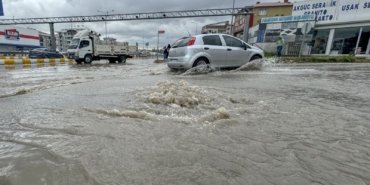 Van’ı sağanak vurdu: Yollar göle döndü, iş yerlerini su bastı