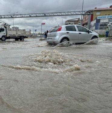 Van’ı sağanak vurdu: Yollar göle döndü, iş yerlerini su bastı