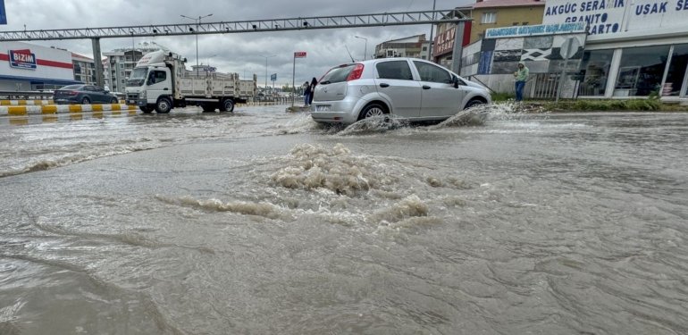 Van’ı sağanak vurdu: Yollar göle döndü, iş yerlerini su bastı