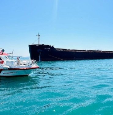 İstanbul Boğazı’nda karaya oturan yük gemisi kurtarıldı