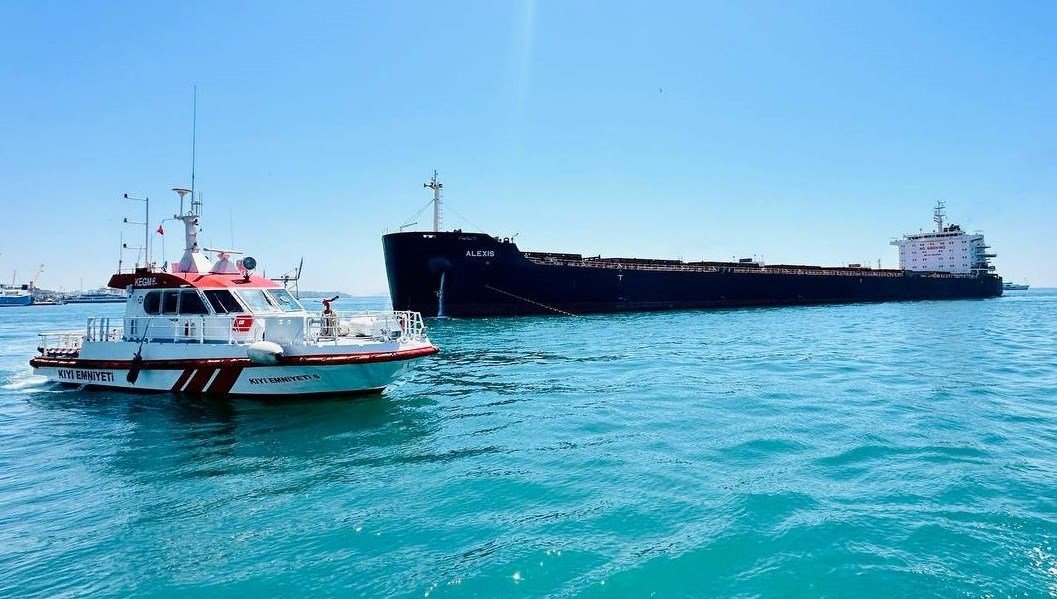 İstanbul Boğazı’nda karaya oturan yük gemisi kurtarıldı