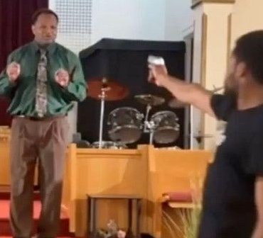 ABD’de kilisede dehşet anları! Ayin sırasında papazı vurmaya çalıştı