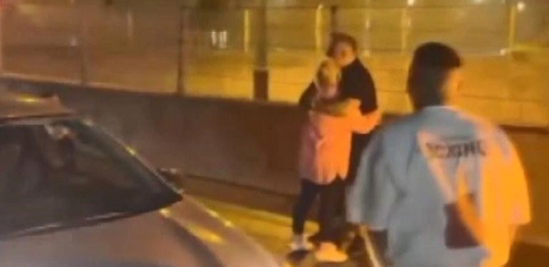 Gaziosmanpaşa’da meşaleli doğum günü kutlaması: Çekiciyle caddeyi kapadılar