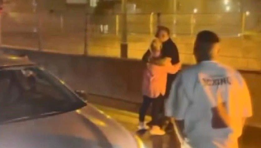 Gaziosmanpaşa’da meşaleli doğum günü kutlaması: Çekiciyle caddeyi kapadılar