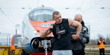 Rus atletten dünya rekoru: 650 tonluk treni çekti