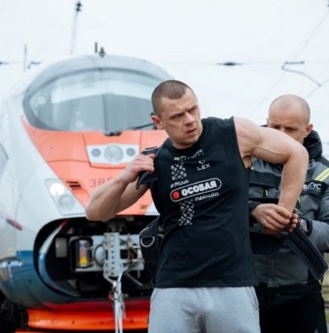 Rus atletten dünya rekoru: 650 tonluk treni çekti