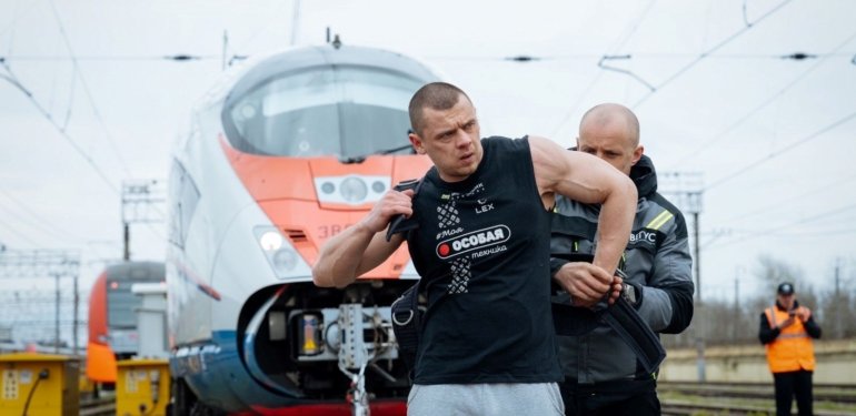 Rus atletten dünya rekoru: 650 tonluk treni çekti