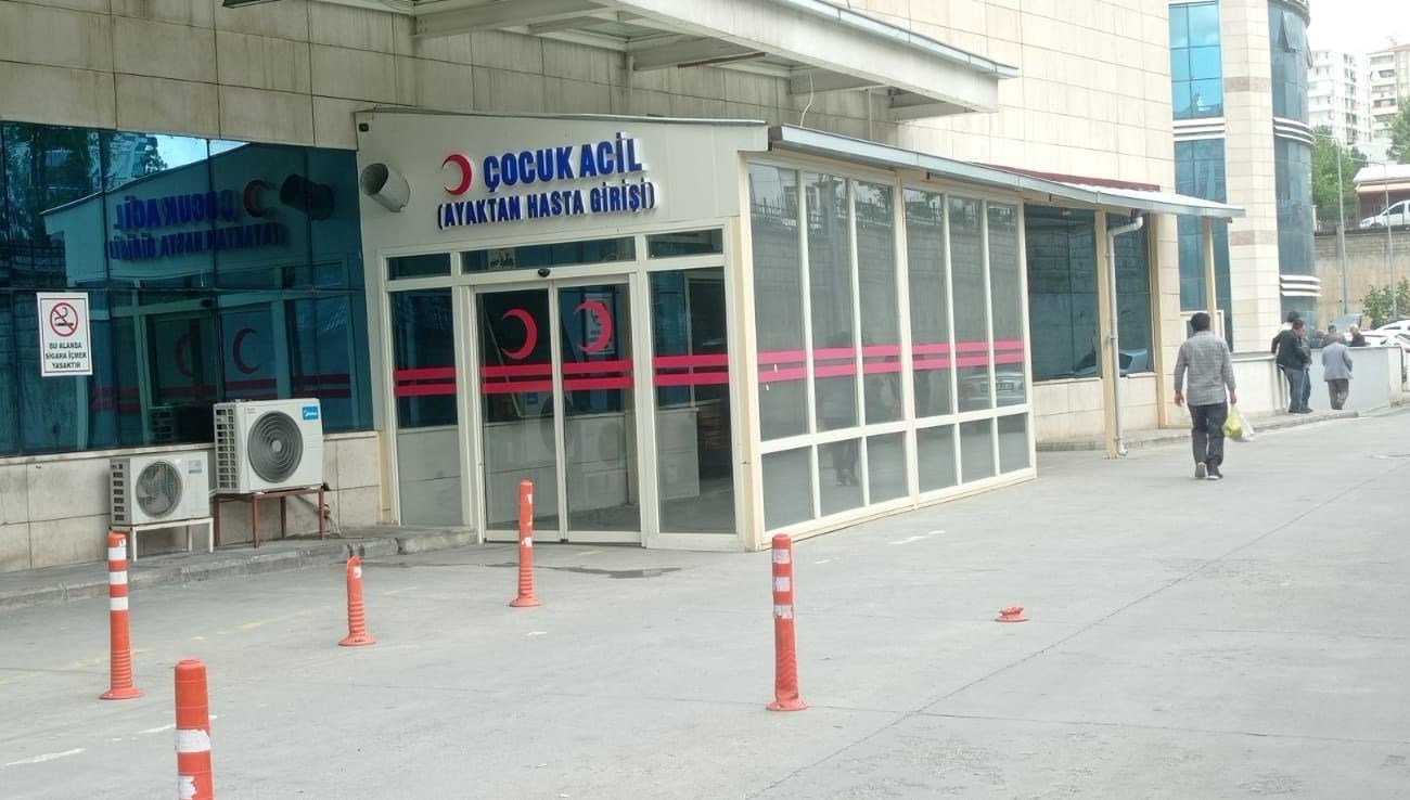 Annesinin kucağından düşen bebekten acı haber