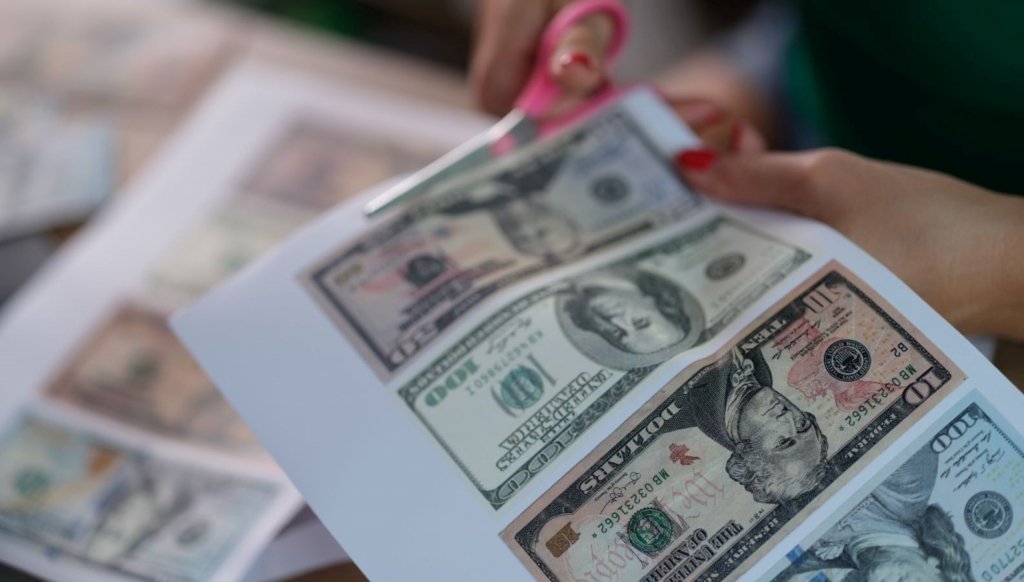 Mekan mekan gezip hesabı sahte dolarla ödedi