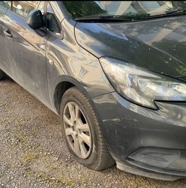 Park halindeki 20 otomobilin lastikleri bıçakla kesildi