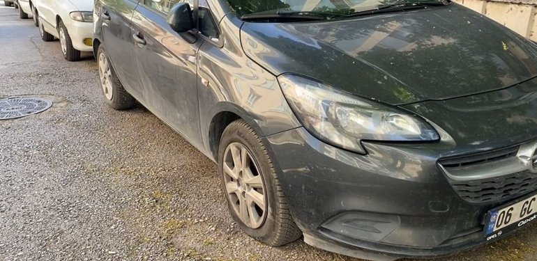 Park halindeki 20 otomobilin lastikleri bıçakla kesildi