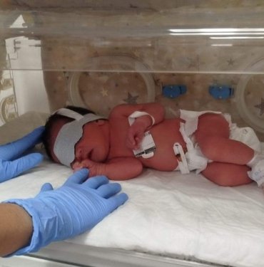 Yeni doğan bebeği dağ yoluna terk eden aile yakalandı