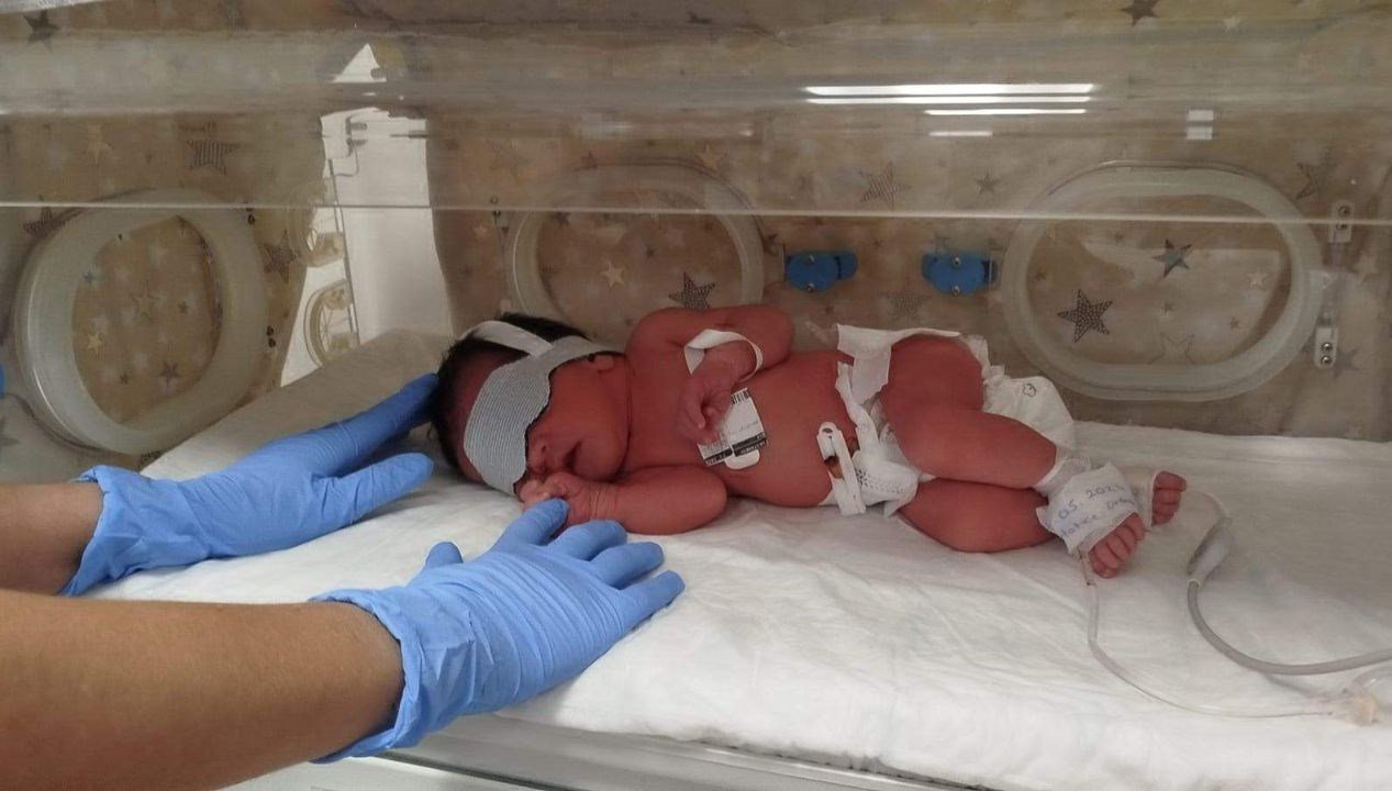 Yeni doğan bebeği dağ yoluna terk eden aile yakalandı