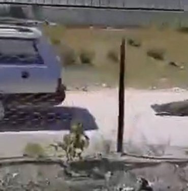 Tartıştığı komşusunu otomobilin arkasına bağlayıp sürükledi