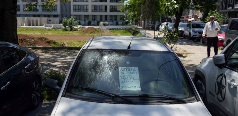 İkinci el araç piyasasında geleneksel cam ilanları yeniden popüler