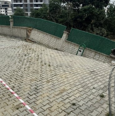 Temel kazısında otopark duvarı çöktü
