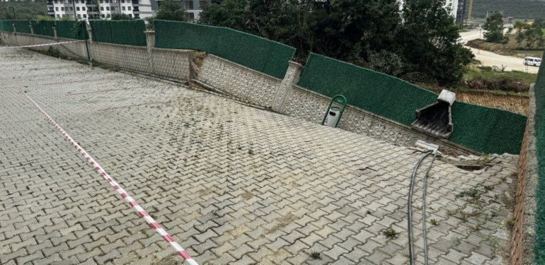 Temel kazısında otopark duvarı çöktü