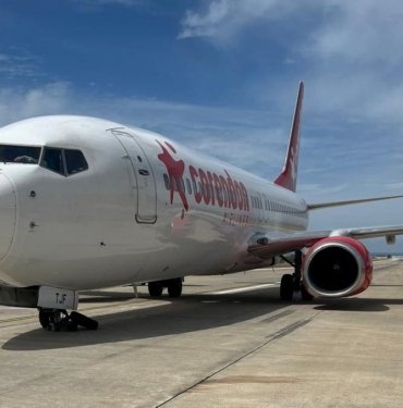 Antalya’da uçağın ön lastiği inişte patladı