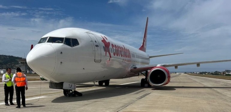 Antalya’da uçağın ön lastiği inişte patladı