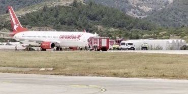 Antalya’da yolcu uçağının ön lastiği inişte patladı