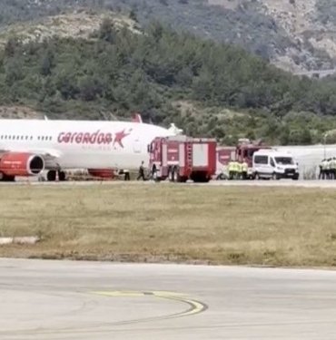 Antalya’da yolcu uçağının ön lastiği inişte patladı