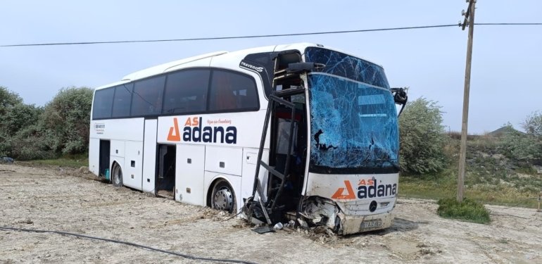Yolcu otobüsü şarampole uçtu: 4 yaralı