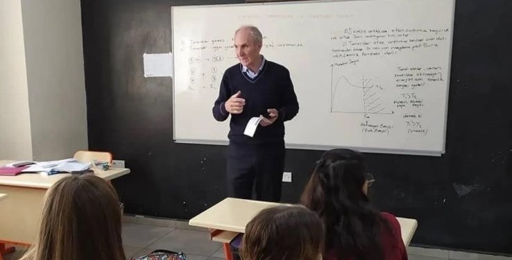 Okullarda iş bırakma eylemi: Öğrencilerden öğretmenlere destek