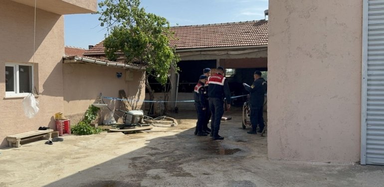 Hayvanların bakımını yapmadı diye oğlunu öldürdü