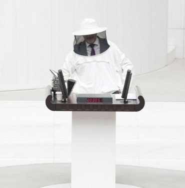 CHP’li vekil Meclis’te arıcı kıyafetiyle konuştu