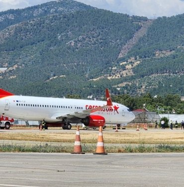 Antalya’da ön lastiği patlayan uçak park yerine çekildi
