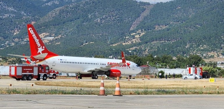 Antalya’da ön lastiği patlayan uçak park yerine çekildi