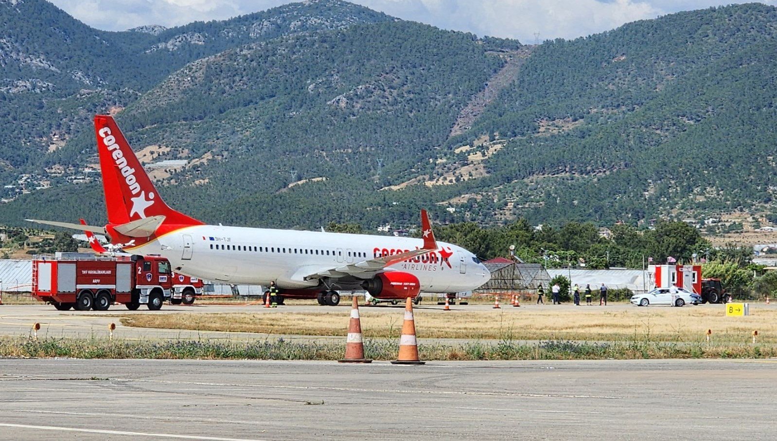 Antalya’da ön lastiği patlayan uçak park yerine çekildi