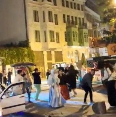 Hastaneye yolunu kesip erik dalı oynadılar