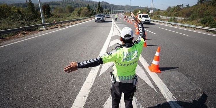 Anadolu Otoyolu'nun Düzce kesiminde ulaşım tek şeritten sağlanacak 6 Anadolu Otoyolu’nun Düzce kesiminde ulaşım tek şeritten sağlanacak
